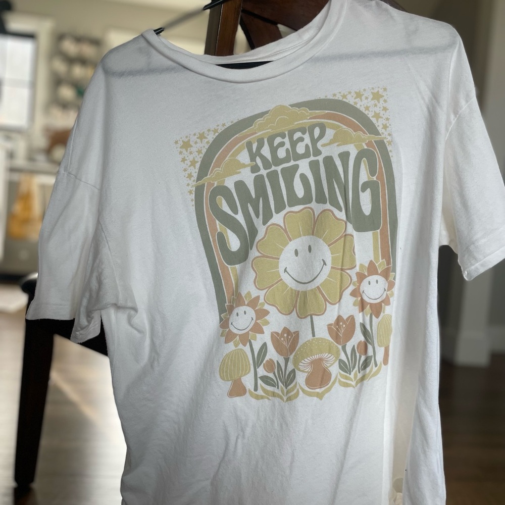 Women’s White  'Keep Smiling' Graphic T-Shirt